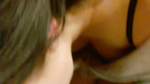 Latina Nikki Kay med en barbert fitte får en belastning i ansiktet